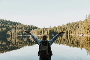 stemningsbilde av person på tur, omgitt av norsk natur